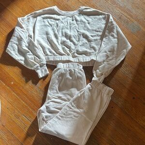 HOLLISTER SET IN CREAM CROPPED SWEATSHIRT & JOGGERS SIZE MED